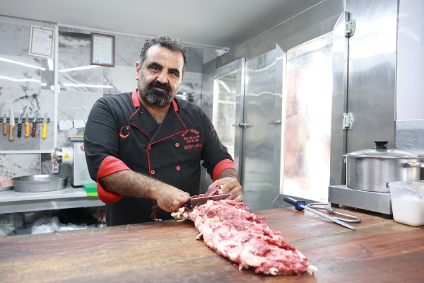 8 yaşındayken elini kıyma makinesine kaptırdı! Bu kasabın 5 parmağında 10 marifet var