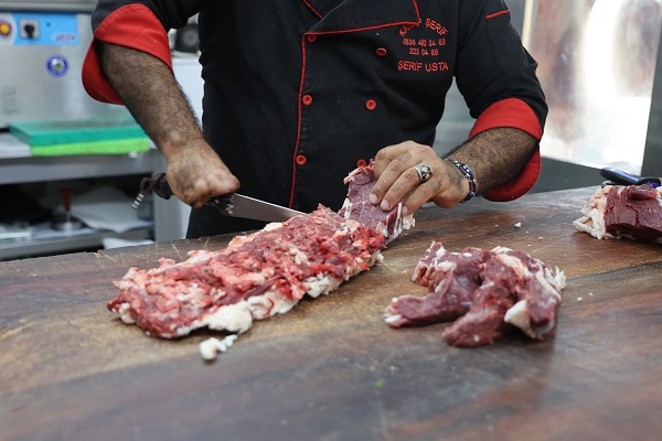 Foto - 8 yaşındayken elini kıyma makinesine kaptırdı! Bu kasabın 5 parmağında 10 marifet var