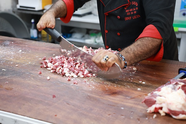 Foto - 8 yaşındayken elini kıyma makinesine kaptırdı! Bu kasabın 5 parmağında 10 marifet var