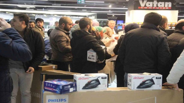 Foto - 800 TL'lik ürünü 19 liraya sattılar! O ünlü mağazanın önünde tren gibi kuyruk oluştu! Resmen izdiham yaşandı