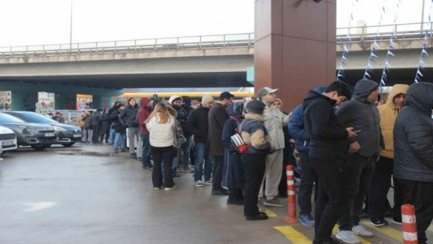Foto - 800 TL'lik ürünü 19 liraya sattılar! O ünlü mağazanın önünde tren gibi kuyruk oluştu! Resmen izdiham yaşandı