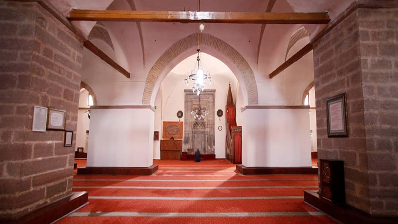 Foto - 800 yıllık caminin kıblesi yanlışmış! Cemaat şokta, herkesin aklında aynı soru var