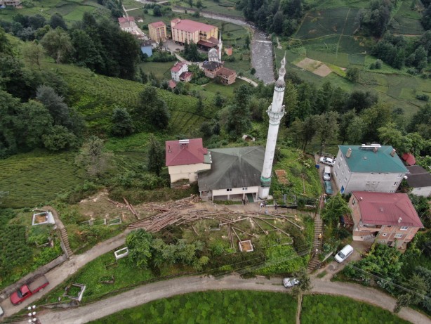 Foto - 800 yıllık camiyi kurtarmak için çevresindeki ağaçları kestiler