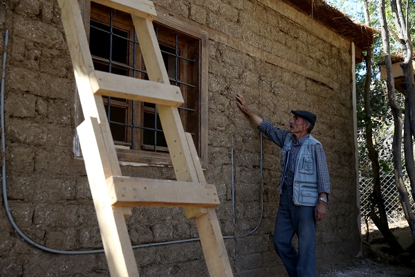 Foto - 80’lik Halil dede gençlere taş çıkarıyor