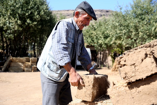 Foto - 80’lik Halil dede gençlere taş çıkarıyor