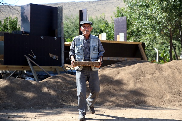 Foto - 80’lik Halil dede gençlere taş çıkarıyor