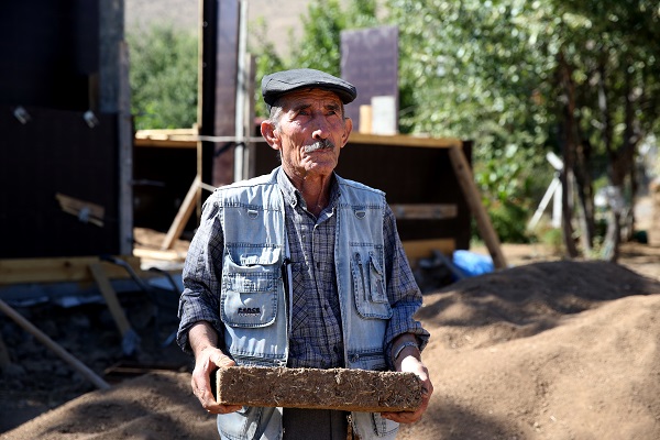 Foto - 80’lik Halil dede gençlere taş çıkarıyor