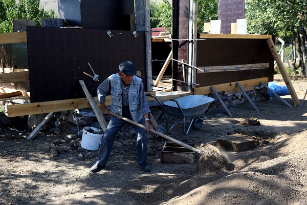 Foto - 80’lik Halil dede gençlere taş çıkarıyor