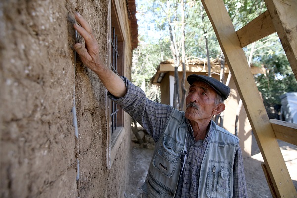 Foto - 80’lik Halil dede gençlere taş çıkarıyor