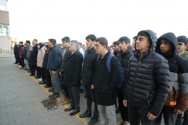 Foto - 81 ildeki tüm okullarda sabah 08.00'da 1 dakikalığına hayat durdu! Tüyler diken diken oldu