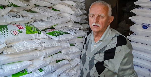 81 yaşında ekmeğini 'tuzdan' çıkarıyor