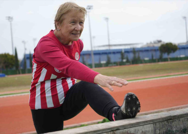 Foto - 82 yaşında pistlerin tozunu atıyor