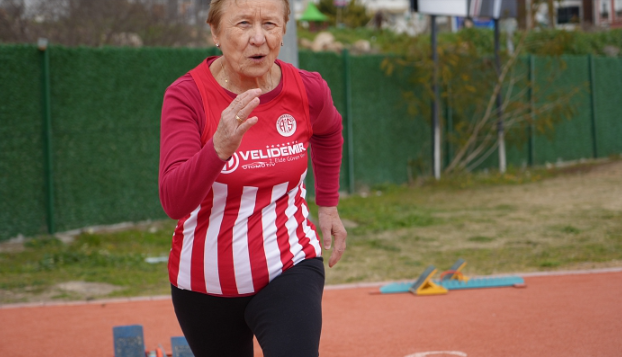 Foto - 82 yaşında pistlerin tozunu atıyor