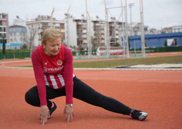 82 yaşında pistlerin tozunu atıyor