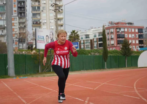 Foto - 82 yaşında pistlerin tozunu atıyor