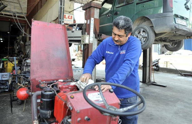 82 yaşındaki mini traktör görenleri şaşırtıyor