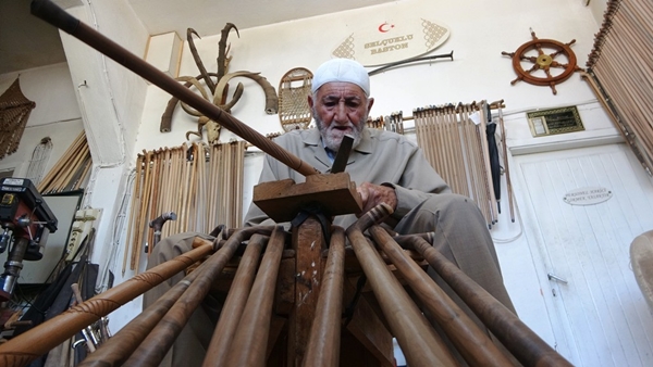 82 yaşındaki ustadan sanat eseri bastonlar!