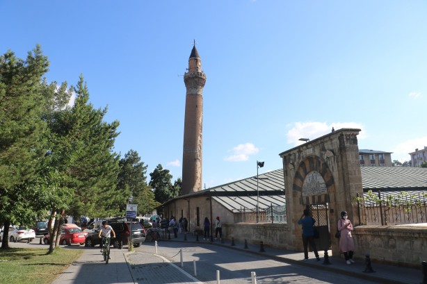 Foto - 825 yıllık Ulu Camii'nin restorasyon çalışmalarına eğik minaresinden başlanacak
