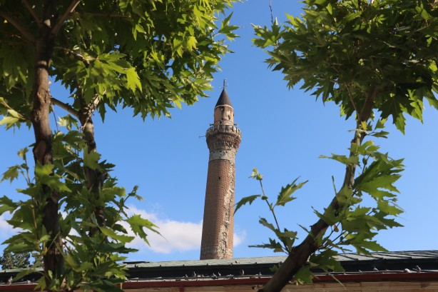 Foto - 825 yıllık Ulu Camii'nin restorasyon çalışmalarına eğik minaresinden başlanacak
