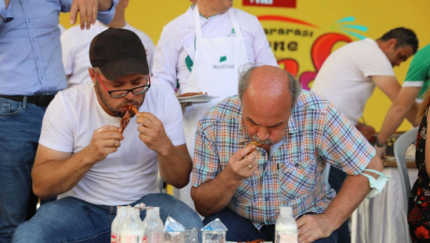 Foto - 83 litre ayçiçek yağı kazanmak için bakın ne yaptı!