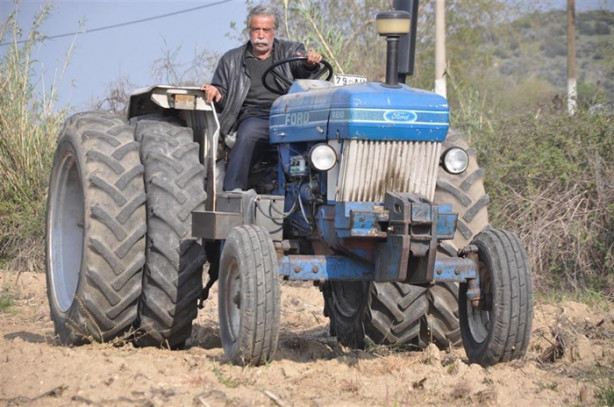 Foto - 84 model traktörünü modifiye etti