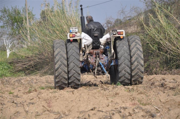 Foto - 84 model traktörünü modifiye etti