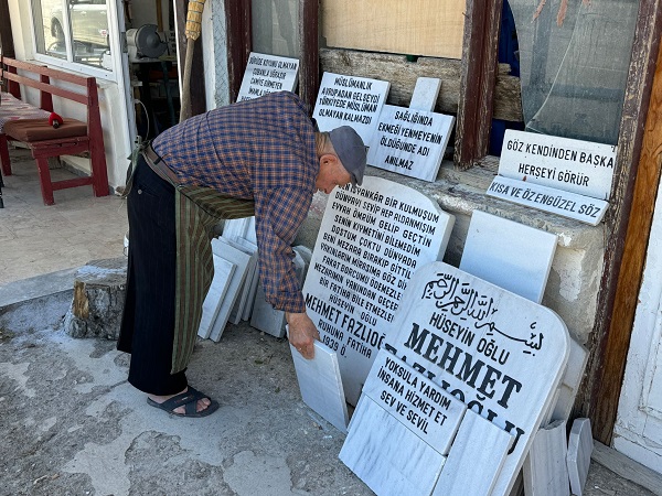 Foto - 85'lik Mehmet Amca kendi elleriyle mezar taşını hazırladı