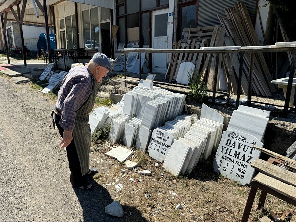 Foto - 85'lik Mehmet Amca kendi elleriyle mezar taşını hazırladı