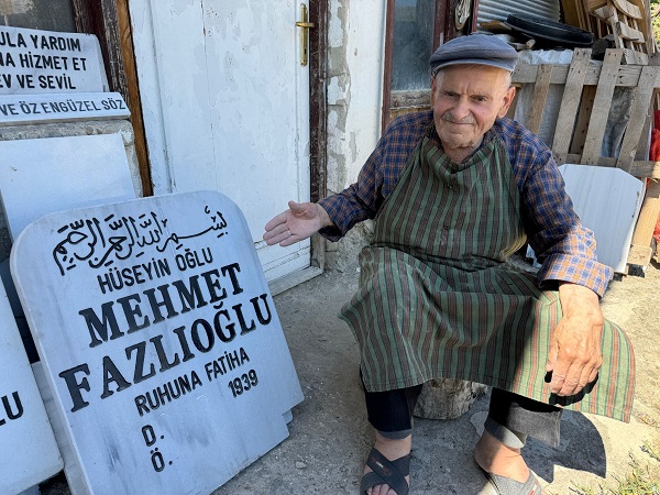 Foto - 85'lik Mehmet Amca kendi elleriyle mezar taşını hazırladı