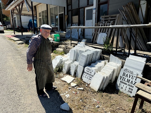 Foto - 85'lik Mehmet Amca kendi elleriyle mezar taşını hazırladı