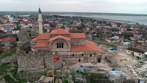 Foto - Edirne Ayasofyası: Enez’in Osmanlılar’ca alınmasının ardından buradaki Ayasofya Kilisesi, Fatih Sultan Mehmet tarafından camiye çevrildi. 1962’ye kadar cami olarak kullanılan yapının çatısı ve bazı duvarları 1965 depreminde çöktü. Cami olarak kullanıma devam edecek mabedin onarım çalışmalarında sona gelindi.