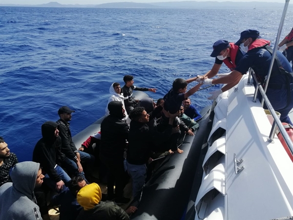 Foto - 87 düzensiz göçmen kurtarıldı