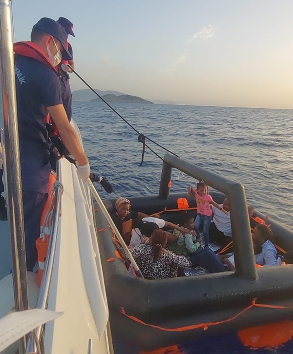 Foto - 87 düzensiz göçmen kurtarıldı