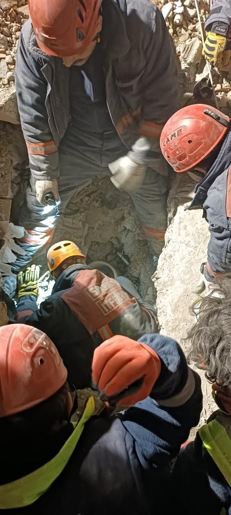 Foto - 88 saat sonra enkazdan umutları yeşerten el uzandı!