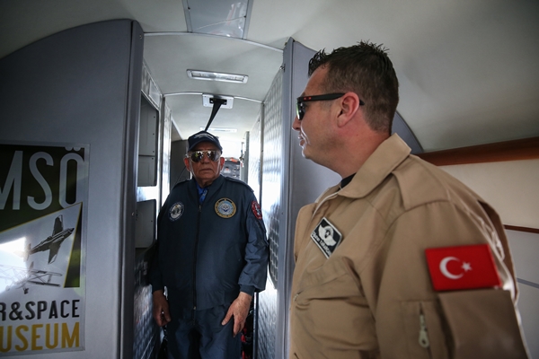 Foto - 88 yaşındaki Kıbrıs gazisi yeniden uçmanın heyecanını yaşadı