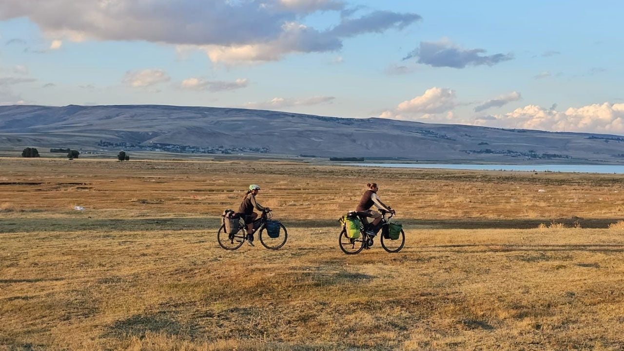 9 bin 600 kilometre pedal çevirdiler! Fransız çiftin son durağı Adilcevaz
