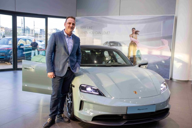 Foto - 9 farklı versiyon ve donanım! Vosmer %100 elektrikli yeni Porsche Taycan’ı özel bir davetle tanıttı! 821 km’ye kadar menzil sunuyor!