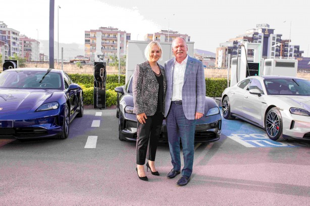 Foto - 9 farklı versiyon ve donanım! Vosmer %100 elektrikli yeni Porsche Taycan’ı özel bir davetle tanıttı! 821 km’ye kadar menzil sunuyor!