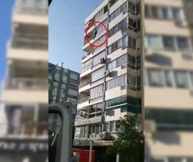 Foto - 9. kattan aşağı atlayan adam yürekleri hoplattı!