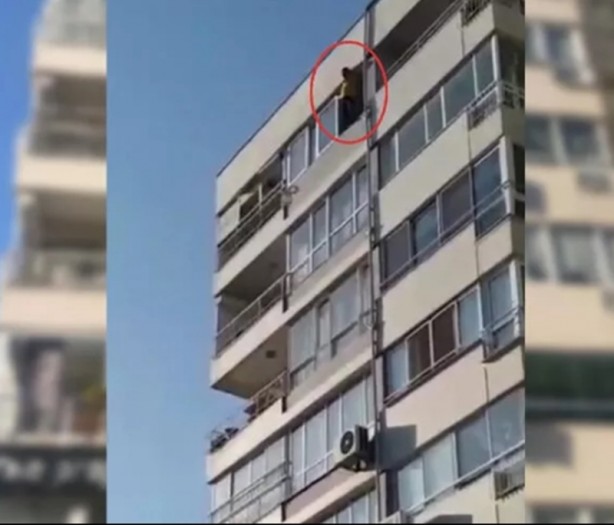 Foto - 9. kattan aşağı atlayan adam yürekleri hoplattı!