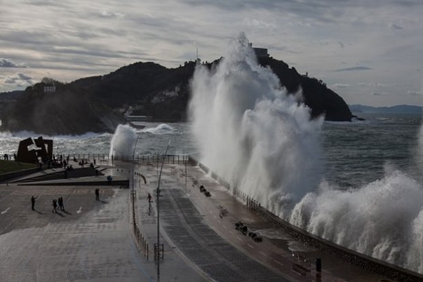 Foto - 9 metrelik dalgalar görenleri şaşırttı