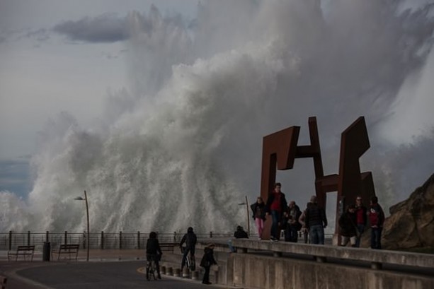 9 metrelik dalgalar görenleri şaşırttı