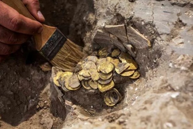 Foto - 9. yüzyıla ait! O ülkede kentsel dönüşüm esnasında hazine bulundu