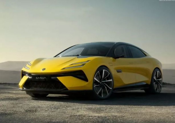 900 beygirli elektrikli sedan ürettiler!