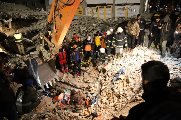 Foto - 94 saat sonra enkaz altından yürüyerek çıktı