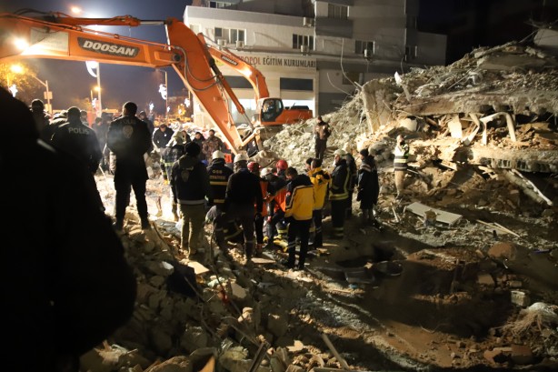 94 saat sonra enkaz altından yürüyerek çıktı