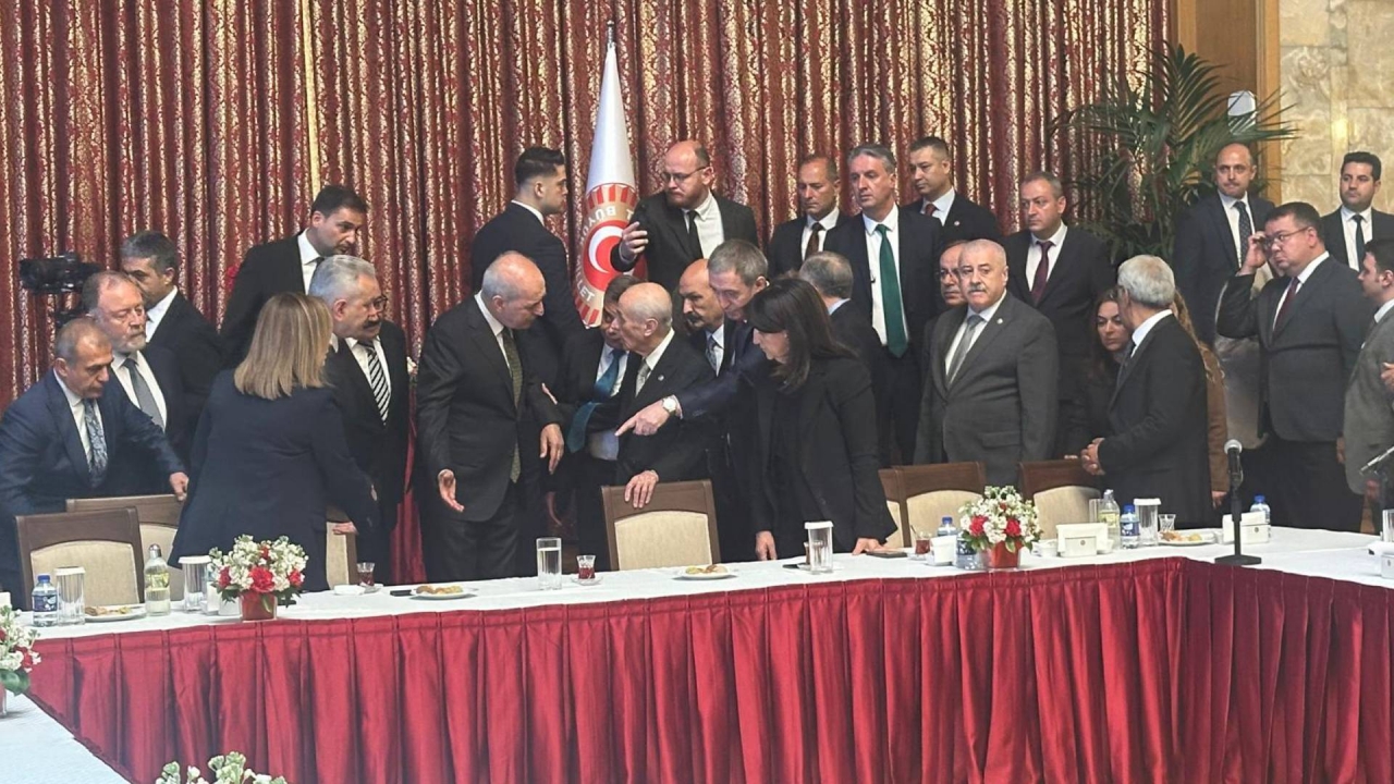 Foto - 99 gün sonra Meclis’te! Bahçeli’nin Sırrı Süreyya Önder için yaptığı o hareket olay oldu! Herkes bunu konuşuyor