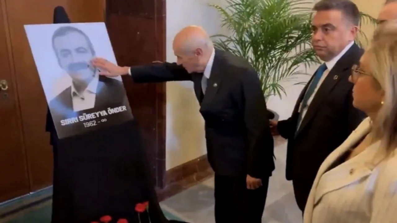 Foto - 99 gün sonra Meclis’te! Bahçeli’nin Sırrı Süreyya Önder için yaptığı o hareket olay oldu! Herkes bunu konuşuyor