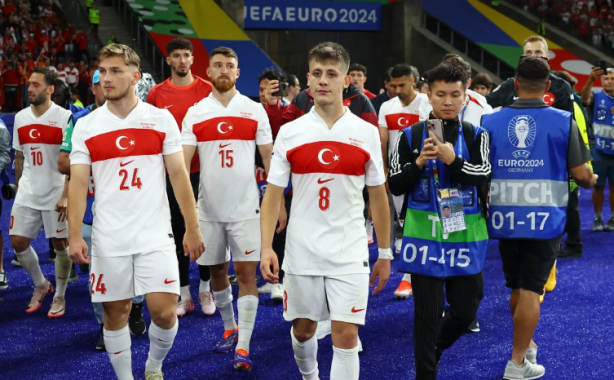 A Milli takım oyuncusu Türkiye'yi sattı! Merih Demiral'e bozkurt selamı tepkisi