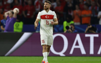 Foto - A Milli takım oyuncusu Türkiye'yi sattı! Merih Demiral'e bozkurt selamı tepkisi